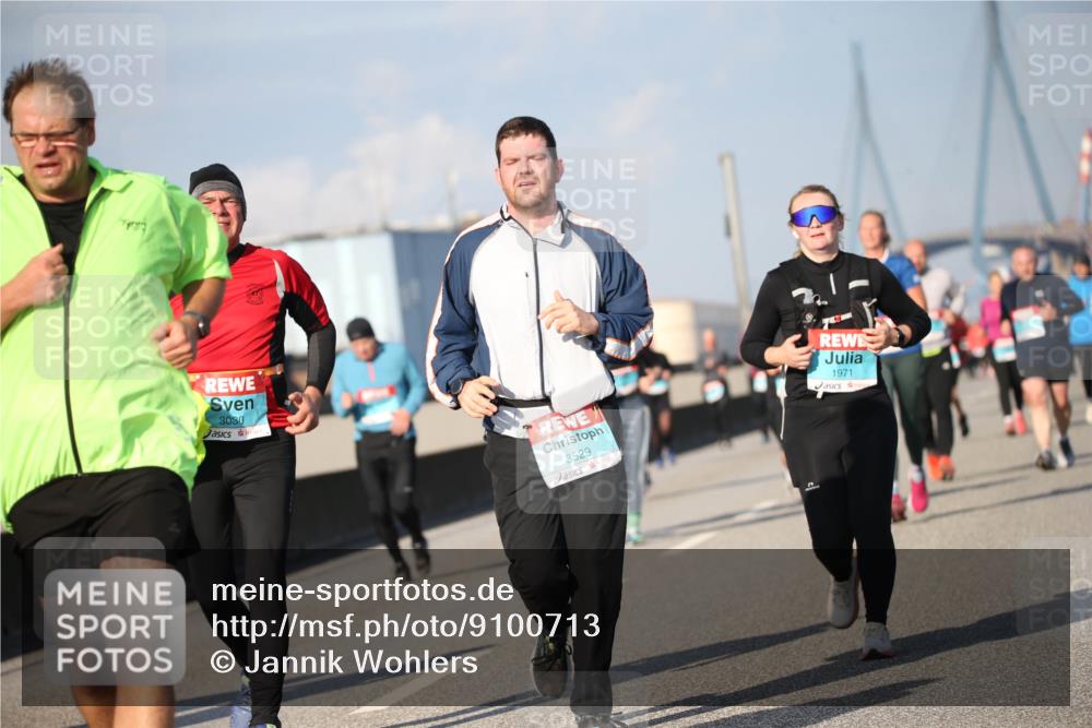 03.10.2025 - Köhlbrandbrückenlauf Jannik Wohlers http://msf.ph/oto/9100713 03.10.2025 10:02:58 Position 3 3030, 3529, 1971 meine-sportfotos.de
