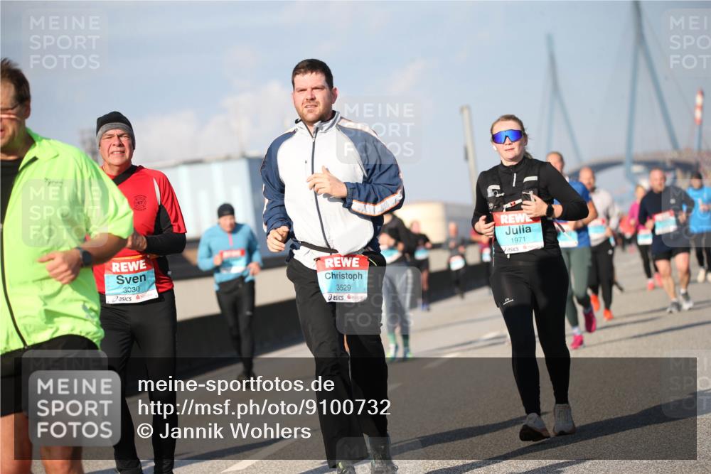 03.10.2025 - Köhlbrandbrückenlauf Jannik Wohlers http://msf.ph/oto/9100732 03.10.2025 10:02:58 Position 3 47, 3030, 3529, 1971 meine-sportfotos.de