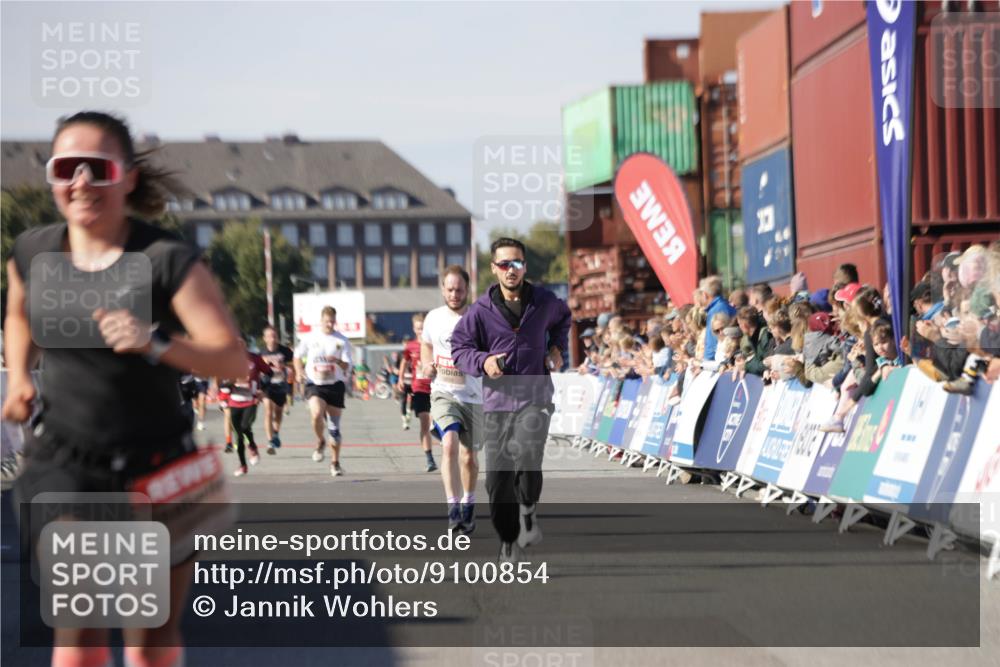 03.10.2025 - Köhlbrandbrückenlauf Jannik Wohlers http://msf.ph/oto/9100854 03.10.2025 12:57:07 Ziel 4042, 4068, 4080, 4086, 5846, 5898, 6016, 6417, 6629, 6819 meine-sportfotos.de