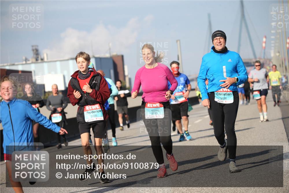 03.10.2025 - Köhlbrandbrückenlauf Jannik Wohlers http://msf.ph/oto/9100879 03.10.2025 10:03:12 Position 3 3635, 3783, 3636 meine-sportfotos.de