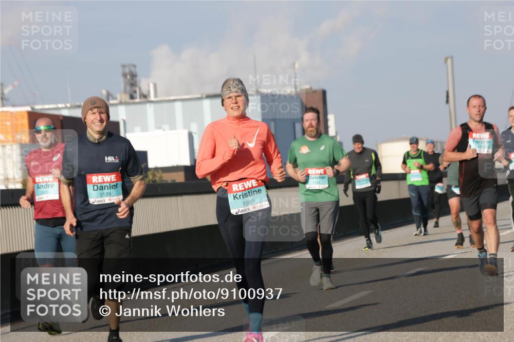 03.10.2025 - Köhlbrandbrückenlauf Jannik Wohlers http://msf.ph/oto/9100937 03.10.2025 09:48:46 Position 3 2995, 3139, 1595, 1105, 12, 4 meine-sportfotos.de
