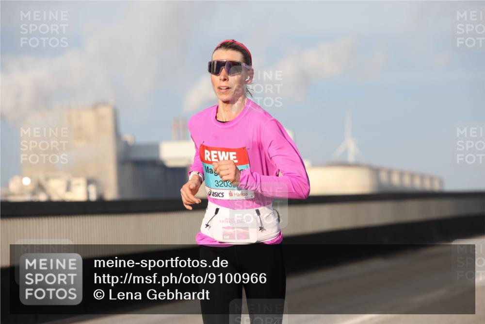 03.10.2025 - Köhlbrandbrückenlauf Lena Gebhardt http://msf.ph/oto/9100966 03.10.2025 09:36:24 Position 2 60, 3203 meine-sportfotos.de