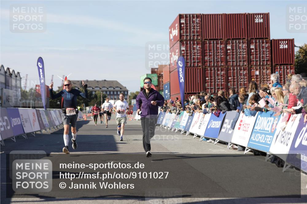 03.10.2025 - Köhlbrandbrückenlauf Jannik Wohlers http://msf.ph/oto/9101027 03.10.2025 12:57:09 Ziel 4042, 4068, 4080, 4086, 4251, 5699, 5846, 5898, 5926, 6417, 6629, 6819 meine-sportfotos.de