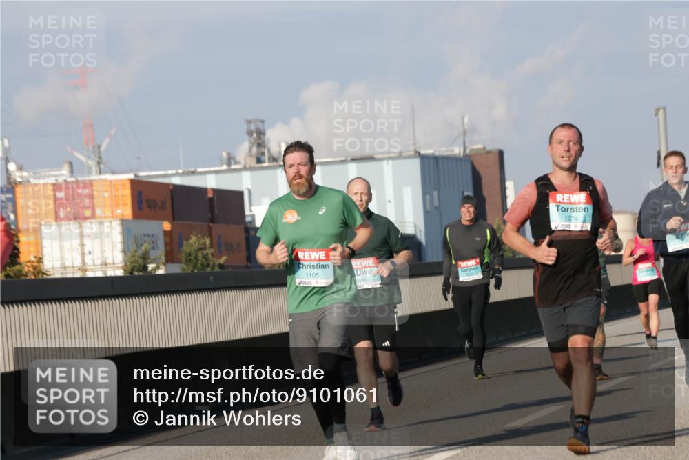 03.10.2025 - Köhlbrandbrückenlauf Jannik Wohlers http://msf.ph/oto/9101061 03.10.2025 09:48:48 Position 3 1105, 1493, 3301, 1274 meine-sportfotos.de