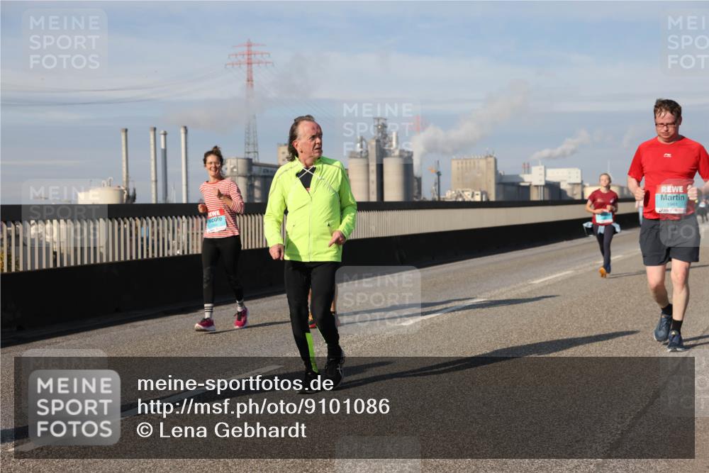 03.10.2025 - Köhlbrandbrückenlauf Lena Gebhardt http://msf.ph/oto/9101086 03.10.2025 10:11:15 Position 2 1961 meine-sportfotos.de