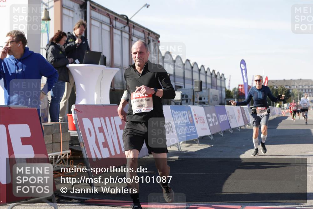 03.10.2025 - Köhlbrandbrückenlauf Jannik Wohlers http://msf.ph/oto/9101087 03.10.2025 12:57:10 Ziel 4042, 4080, 4251, 5699, 5846, 5898, 5926, 6417, 6629, 6819 meine-sportfotos.de