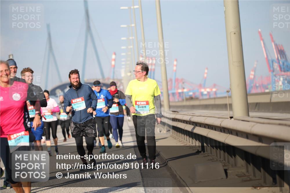03.10.2025 - Köhlbrandbrückenlauf Jannik Wohlers http://msf.ph/oto/9101116 03.10.2025 10:03:28 Position 3 561, 1562, 1663 meine-sportfotos.de
