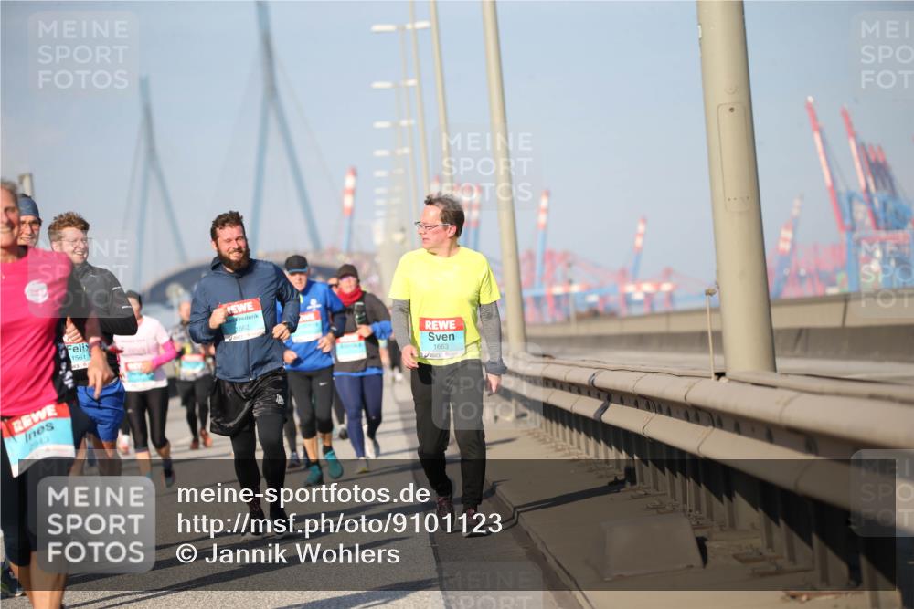 03.10.2025 - Köhlbrandbrückenlauf Jannik Wohlers http://msf.ph/oto/9101123 03.10.2025 10:03:28 Position 3 2943, 1561, 1562, 1663 meine-sportfotos.de
