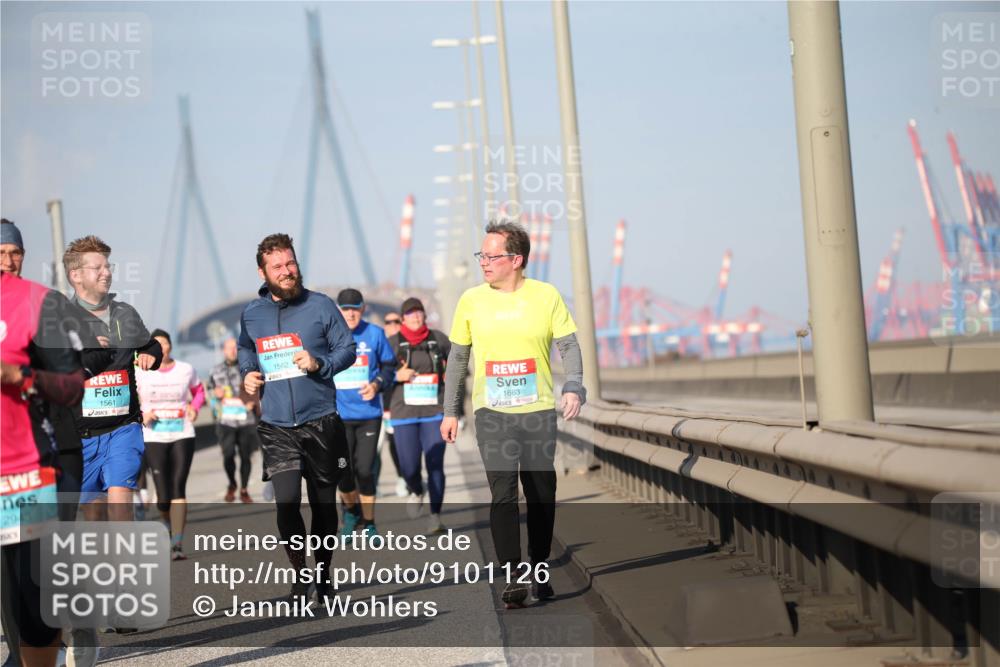 03.10.2025 - Köhlbrandbrückenlauf Jannik Wohlers http://msf.ph/oto/9101126 03.10.2025 10:03:29 Position 3 2943, 1561, 1562, 1663 meine-sportfotos.de