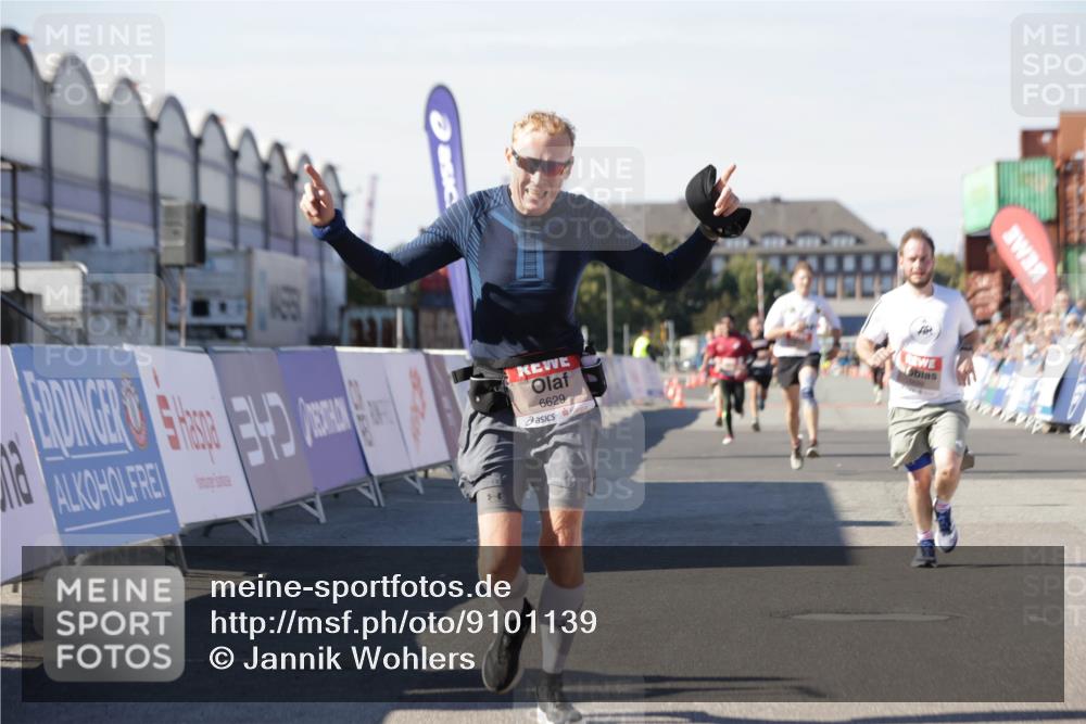 03.10.2025 - Köhlbrandbrückenlauf Jannik Wohlers http://msf.ph/oto/9101139 03.10.2025 12:57:11 Ziel 4042, 4080, 4251, 5699, 5846, 5898, 5926, 6417, 6629, 6819 meine-sportfotos.de