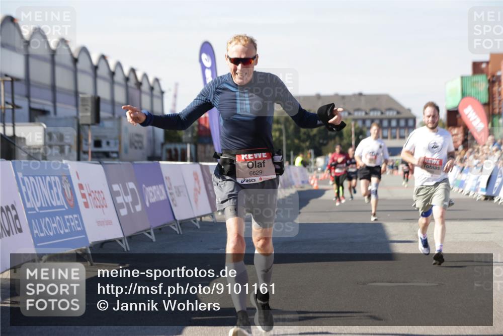 03.10.2025 - Köhlbrandbrückenlauf Jannik Wohlers http://msf.ph/oto/9101161 03.10.2025 12:57:11 Ziel 4042, 4080, 4251, 5699, 5846, 5898, 5926, 6417, 6629, 6819 meine-sportfotos.de
