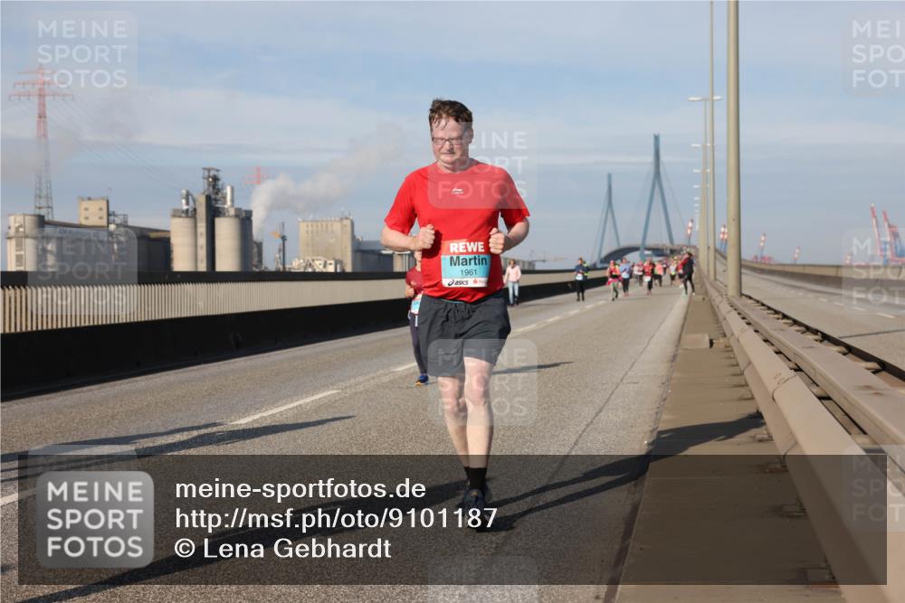 03.10.2025 - Köhlbrandbrückenlauf Lena Gebhardt http://msf.ph/oto/9101187 03.10.2025 10:11:16 Position 2 1961 meine-sportfotos.de