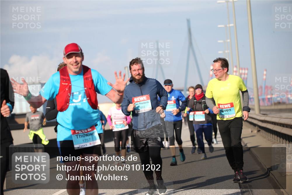 03.10.2025 - Köhlbrandbrückenlauf Jannik Wohlers http://msf.ph/oto/9101202 03.10.2025 10:03:32 Position 3 1562, 1757, 1663 meine-sportfotos.de