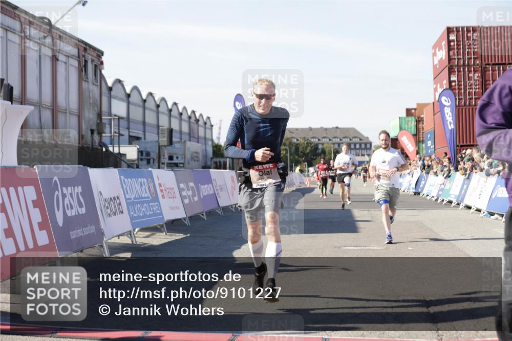 03.10.2025 - Köhlbrandbrückenlauf Jannik Wohlers http://msf.ph/oto/9101227 03.10.2025 12:57:12 Ziel 4042, 4080, 4251, 5699, 5846, 5898, 5926, 6417, 6629, 6819 meine-sportfotos.de