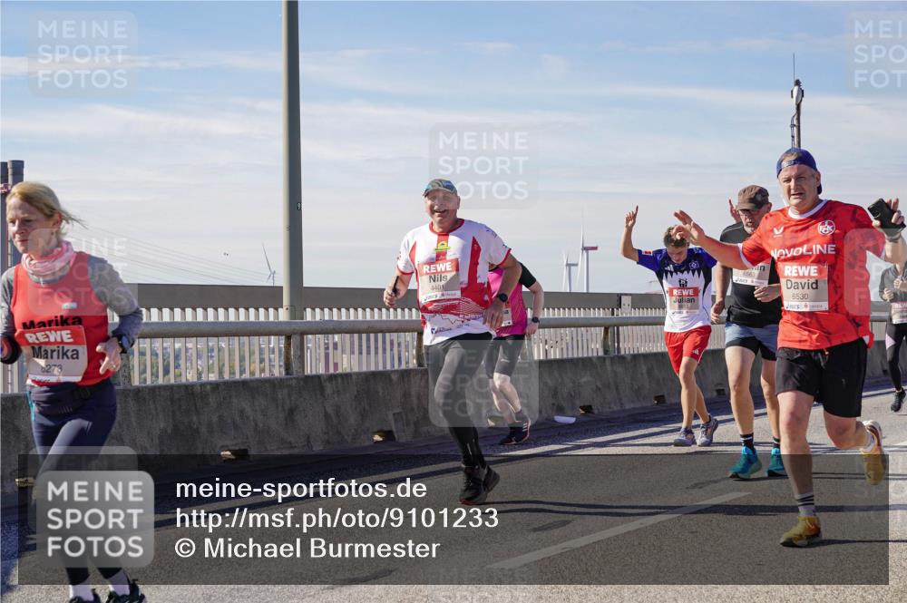 03.10.2025 - Köhlbrandbrückenlauf Michael Burmester http://msf.ph/oto/9101233 03.10.2025 12:46:40 Position 2 4401, 6563, 6530 meine-sportfotos.de