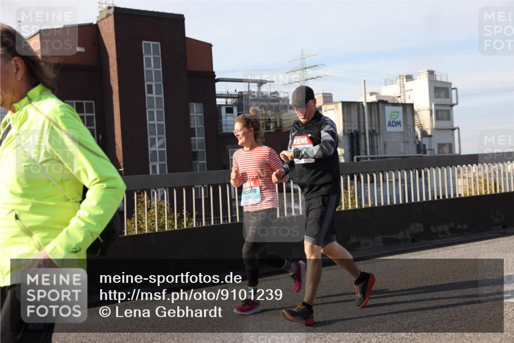 03.10.2025 - Köhlbrandbrückenlauf Lena Gebhardt http://msf.ph/oto/9101239 03.10.2025 10:11:17 Position 2 2568 meine-sportfotos.de