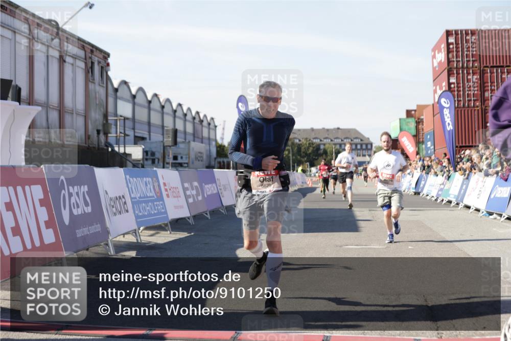 03.10.2025 - Köhlbrandbrückenlauf Jannik Wohlers http://msf.ph/oto/9101250 03.10.2025 12:57:12 Ziel 4042, 4080, 4251, 5699, 5846, 5898, 5926, 6417, 6629, 6819 meine-sportfotos.de