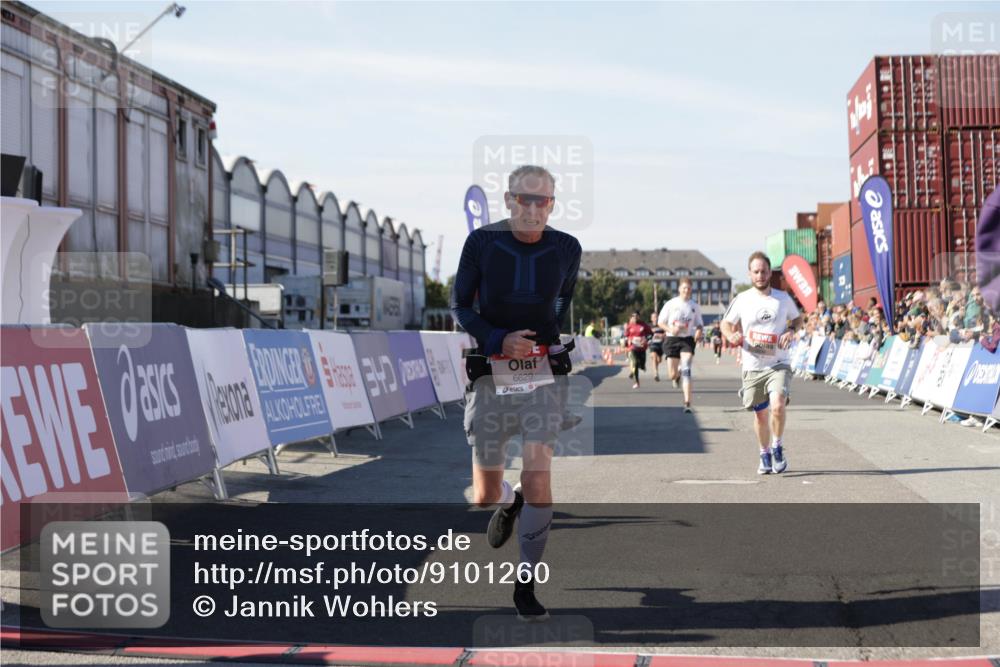 03.10.2025 - Köhlbrandbrückenlauf Jannik Wohlers http://msf.ph/oto/9101260 03.10.2025 12:57:12 Ziel 4042, 4080, 4251, 5699, 5846, 5898, 5926, 6417, 6629, 6819 meine-sportfotos.de