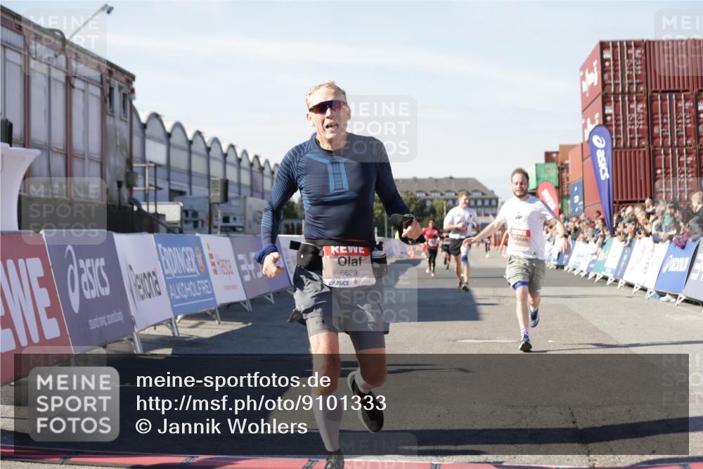03.10.2025 - Köhlbrandbrückenlauf Jannik Wohlers http://msf.ph/oto/9101333 03.10.2025 12:57:12 Ziel 4042, 4080, 4251, 5699, 5846, 5898, 5926, 6417, 6629, 6819 meine-sportfotos.de
