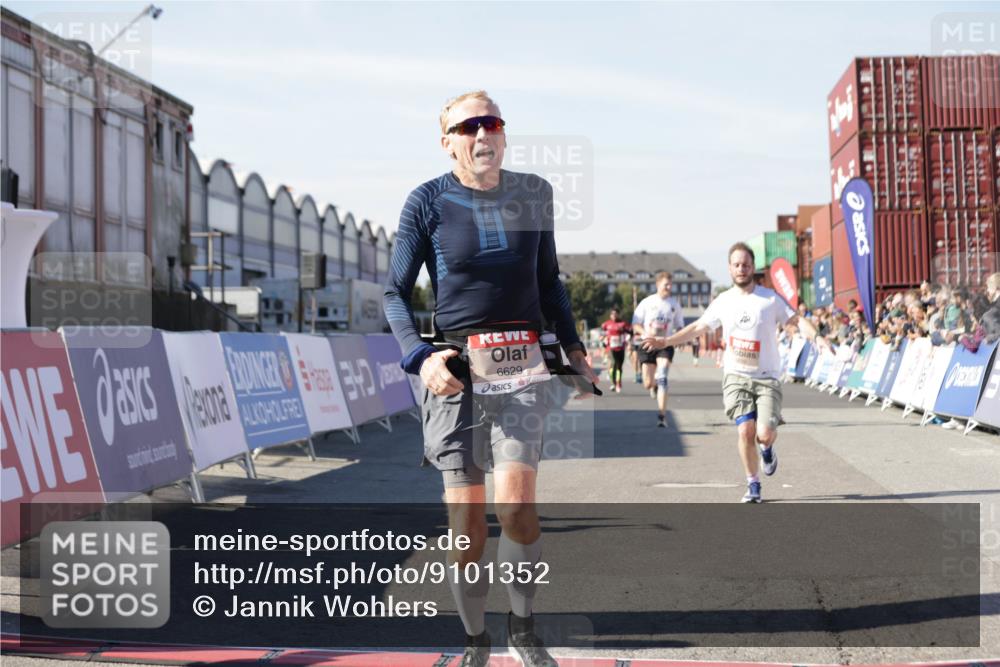 03.10.2025 - Köhlbrandbrückenlauf Jannik Wohlers http://msf.ph/oto/9101352 03.10.2025 12:57:12 Ziel 4042, 4080, 4251, 5699, 5846, 5898, 5926, 6417, 6629, 6819 meine-sportfotos.de