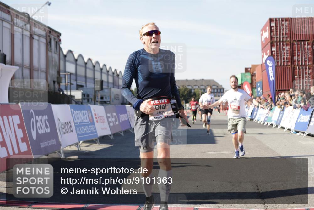 03.10.2025 - Köhlbrandbrückenlauf Jannik Wohlers http://msf.ph/oto/9101363 03.10.2025 12:57:13 Ziel 4042, 4080, 4251, 5699, 5846, 5898, 5926, 6417, 6629, 6819 meine-sportfotos.de