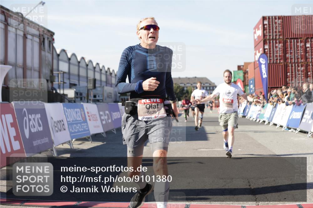 03.10.2025 - Köhlbrandbrückenlauf Jannik Wohlers http://msf.ph/oto/9101380 03.10.2025 12:57:13 Ziel 4042, 4080, 4251, 5699, 5846, 5898, 5926, 6417, 6629, 6819 meine-sportfotos.de