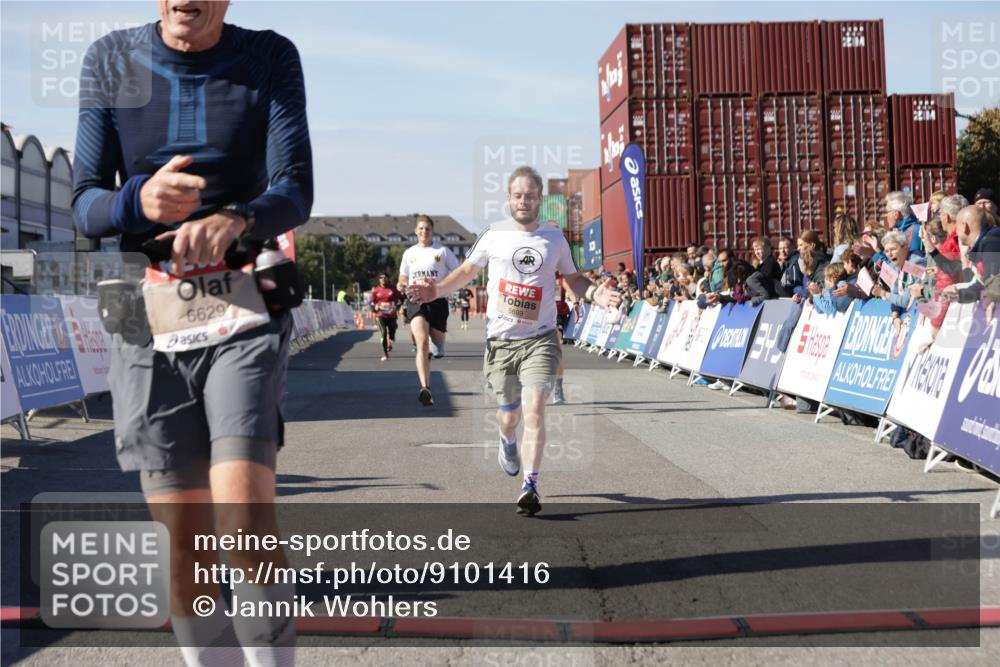 03.10.2025 - Köhlbrandbrückenlauf Jannik Wohlers http://msf.ph/oto/9101416 03.10.2025 12:57:13 Ziel 4042, 4080, 4251, 5699, 5846, 5898, 5926, 6417, 6629, 6819 meine-sportfotos.de