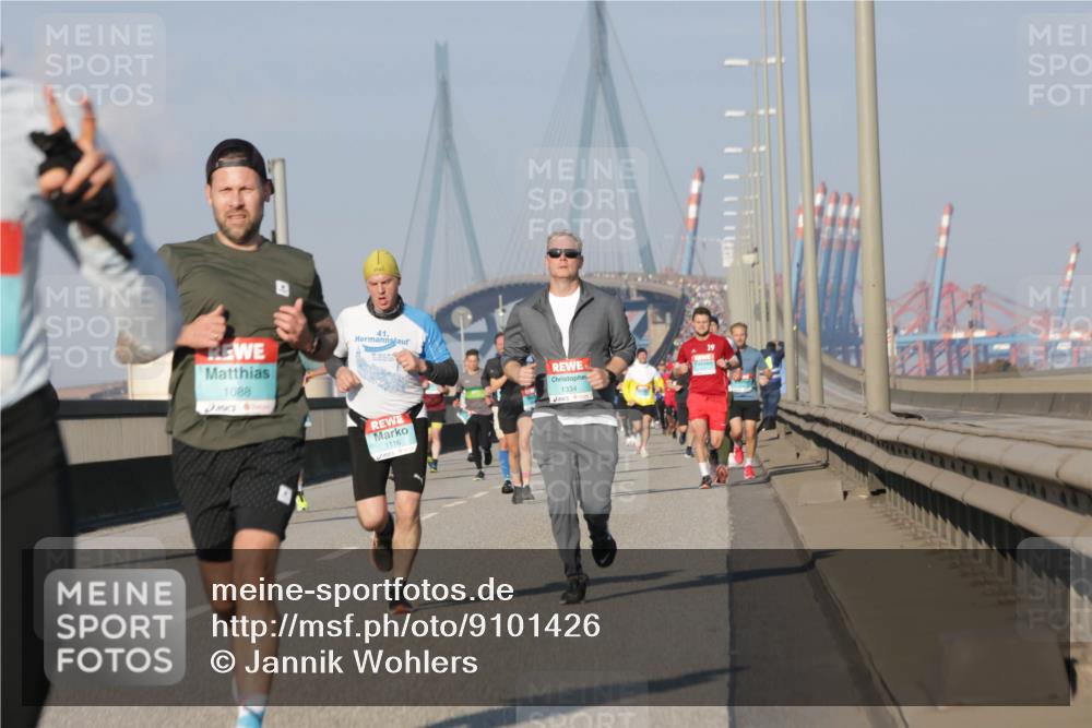 03.10.2025 - Köhlbrandbrückenlauf Jannik Wohlers http://msf.ph/oto/9101426 03.10.2025 09:48:59 Position 3 1088, 1334, 1116 meine-sportfotos.de