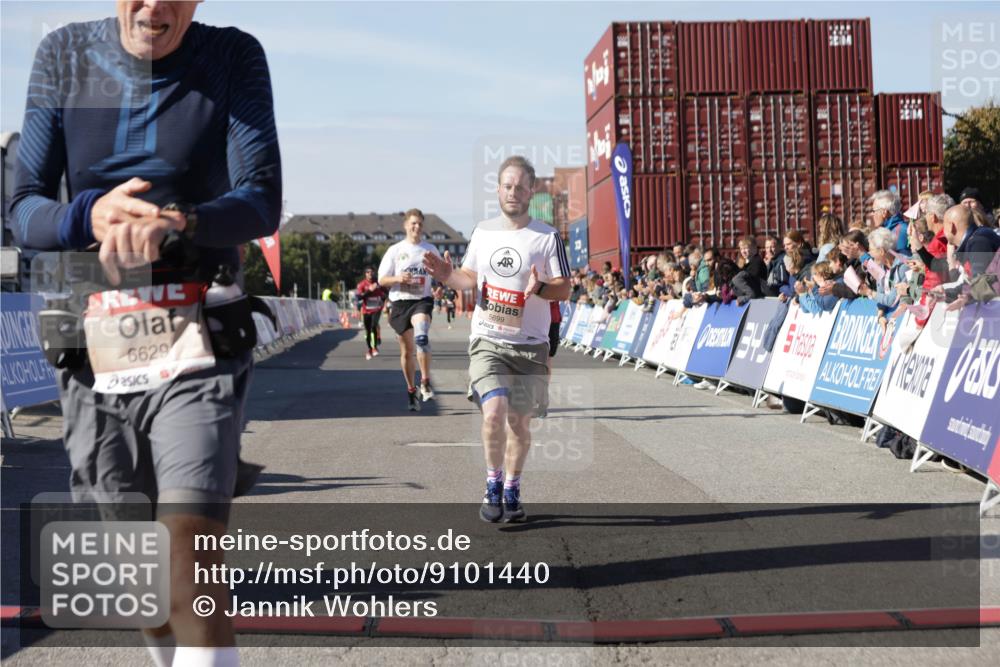 03.10.2025 - Köhlbrandbrückenlauf Jannik Wohlers http://msf.ph/oto/9101440 03.10.2025 12:57:13 Ziel 4042, 4080, 4251, 5699, 5846, 5898, 5926, 6417, 6629, 6819 meine-sportfotos.de