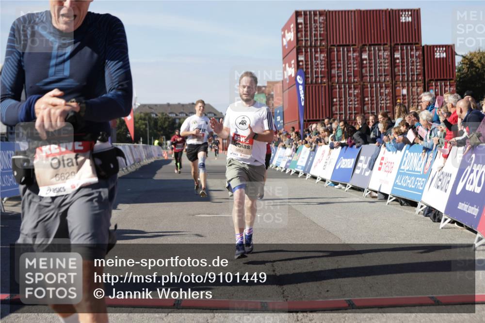 03.10.2025 - Köhlbrandbrückenlauf Jannik Wohlers http://msf.ph/oto/9101449 03.10.2025 12:57:14 Ziel 4042, 4080, 4251, 5699, 5898, 5926, 6629, 6819 meine-sportfotos.de