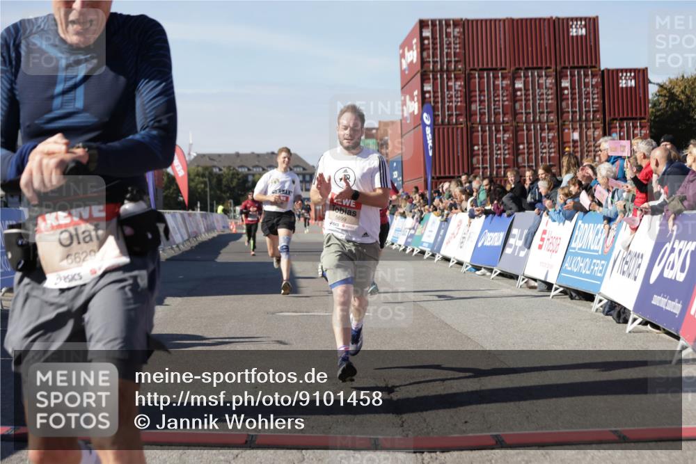 03.10.2025 - Köhlbrandbrückenlauf Jannik Wohlers http://msf.ph/oto/9101458 03.10.2025 12:57:14 Ziel 4042, 4080, 4251, 5699, 5898, 5926, 6629, 6819 meine-sportfotos.de