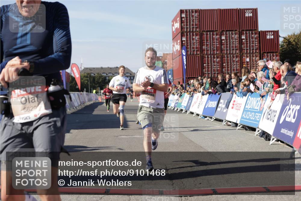 03.10.2025 - Köhlbrandbrückenlauf Jannik Wohlers http://msf.ph/oto/9101468 03.10.2025 12:57:14 Ziel 4042, 4080, 4251, 5699, 5898, 5926, 6629, 6819 meine-sportfotos.de