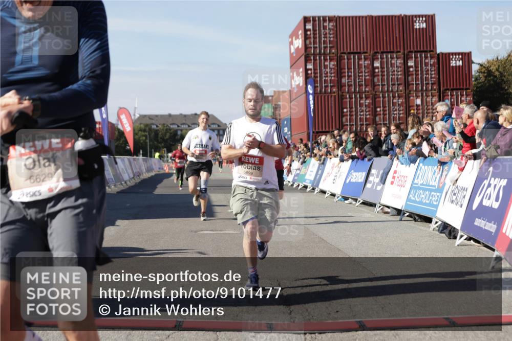 03.10.2025 - Köhlbrandbrückenlauf Jannik Wohlers http://msf.ph/oto/9101477 03.10.2025 12:57:14 Ziel 4042, 4080, 4251, 5699, 5898, 5926, 6629, 6819 meine-sportfotos.de