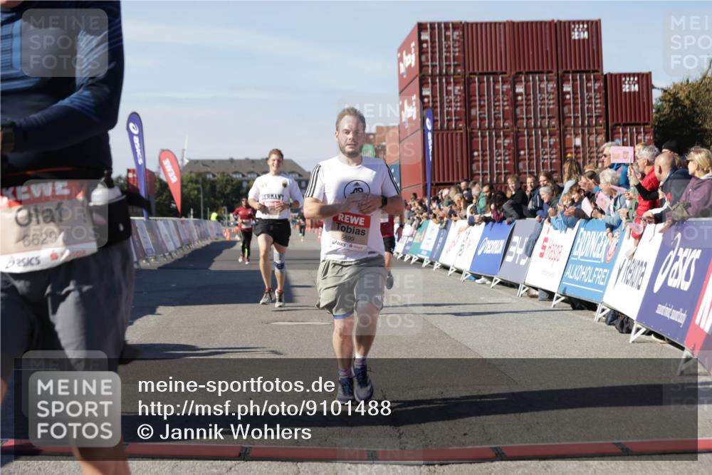 03.10.2025 - Köhlbrandbrückenlauf Jannik Wohlers http://msf.ph/oto/9101488 03.10.2025 12:57:14 Ziel 4042, 4080, 4251, 5699, 5898, 5926, 6629, 6819 meine-sportfotos.de