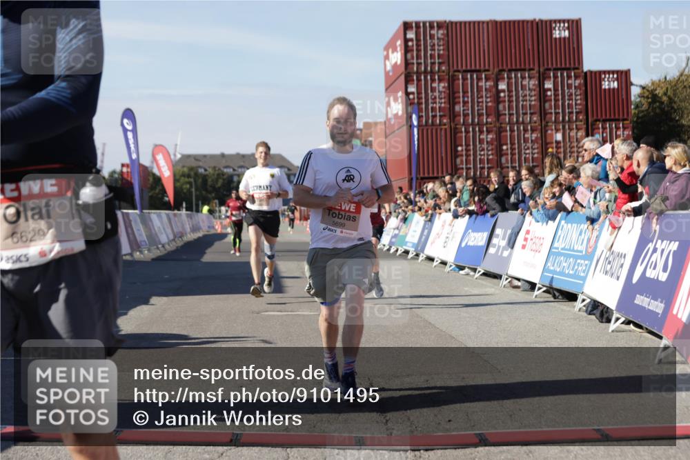 03.10.2025 - Köhlbrandbrückenlauf Jannik Wohlers http://msf.ph/oto/9101495 03.10.2025 12:57:14 Ziel 4042, 4080, 4251, 5699, 5898, 5926, 6629, 6819 meine-sportfotos.de