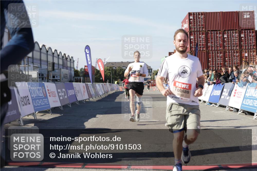 03.10.2025 - Köhlbrandbrückenlauf Jannik Wohlers http://msf.ph/oto/9101503 03.10.2025 12:57:14 Ziel 4042, 4080, 4251, 5699, 5898, 5926, 6629, 6819 meine-sportfotos.de