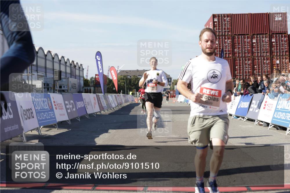 03.10.2025 - Köhlbrandbrückenlauf Jannik Wohlers http://msf.ph/oto/9101510 03.10.2025 12:57:15 Ziel 4080, 4150, 4186, 4251, 5699, 5898, 5926, 6015, 6629, 6819 meine-sportfotos.de