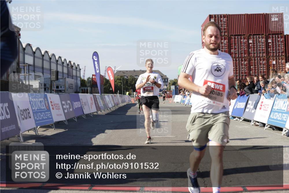 03.10.2025 - Köhlbrandbrückenlauf Jannik Wohlers http://msf.ph/oto/9101532 03.10.2025 12:57:15 Ziel 4080, 4150, 4186, 4251, 5699, 5898, 5926, 6015, 6629, 6819 meine-sportfotos.de