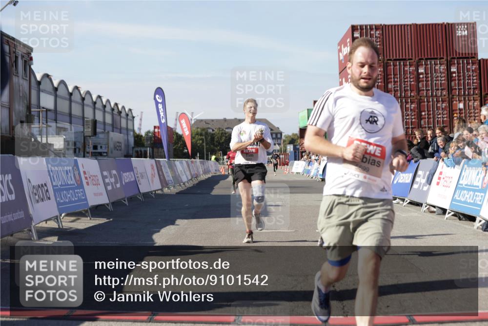 03.10.2025 - Köhlbrandbrückenlauf Jannik Wohlers http://msf.ph/oto/9101542 03.10.2025 12:57:15 Ziel 4080, 4150, 4186, 4251, 5699, 5898, 5926, 6015, 6629, 6819 meine-sportfotos.de