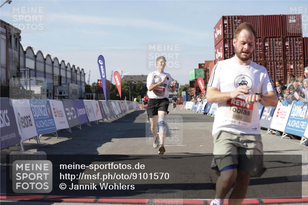 03.10.2025 - Köhlbrandbrückenlauf Jannik Wohlers http://msf.ph/oto/9101570 03.10.2025 12:57:15 Ziel 4080, 4150, 4186, 4251, 5699, 5898, 5926, 6015, 6629, 6819 meine-sportfotos.de