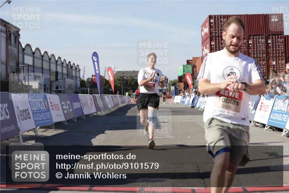 03.10.2025 - Köhlbrandbrückenlauf Jannik Wohlers http://msf.ph/oto/9101579 03.10.2025 12:57:15 Ziel 4080, 4150, 4186, 4251, 5699, 5898, 5926, 6015, 6629, 6819 meine-sportfotos.de