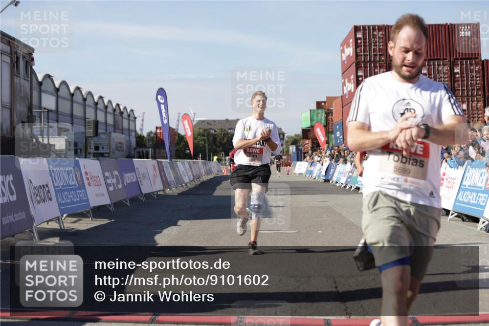 03.10.2025 - Köhlbrandbrückenlauf Jannik Wohlers http://msf.ph/oto/9101602 03.10.2025 12:57:15 Ziel 4080, 4150, 4186, 4251, 5699, 5898, 5926, 6015, 6629, 6819 meine-sportfotos.de