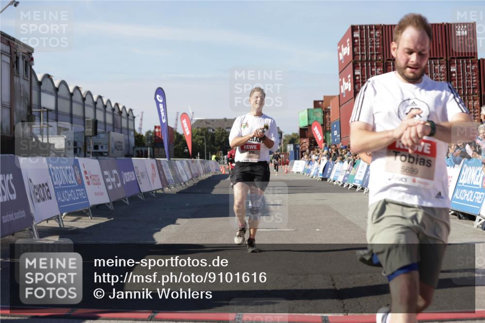 03.10.2025 - Köhlbrandbrückenlauf Jannik Wohlers http://msf.ph/oto/9101616 03.10.2025 12:57:15 Ziel 4080, 4150, 4186, 4251, 5699, 5898, 5926, 6015, 6629, 6819 meine-sportfotos.de