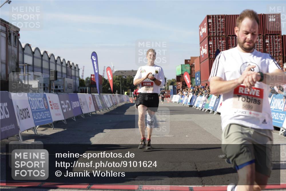 03.10.2025 - Köhlbrandbrückenlauf Jannik Wohlers http://msf.ph/oto/9101624 03.10.2025 12:57:15 Ziel 4080, 4150, 4186, 4251, 5699, 5898, 5926, 6015, 6629, 6819 meine-sportfotos.de