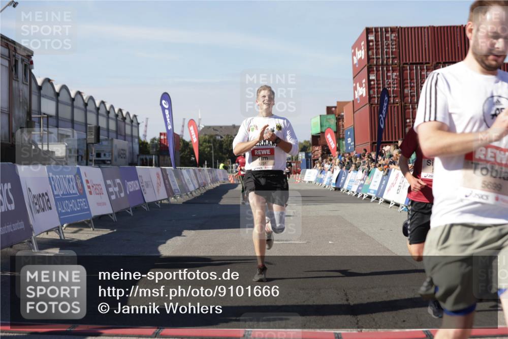03.10.2025 - Köhlbrandbrückenlauf Jannik Wohlers http://msf.ph/oto/9101666 03.10.2025 12:57:15 Ziel 4080, 4150, 4186, 4251, 5699, 5898, 5926, 6015, 6629, 6819 meine-sportfotos.de