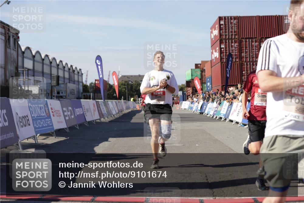 03.10.2025 - Köhlbrandbrückenlauf Jannik Wohlers http://msf.ph/oto/9101674 03.10.2025 12:57:15 Ziel 4080, 4150, 4186, 4251, 5699, 5898, 5926, 6015, 6629, 6819 meine-sportfotos.de