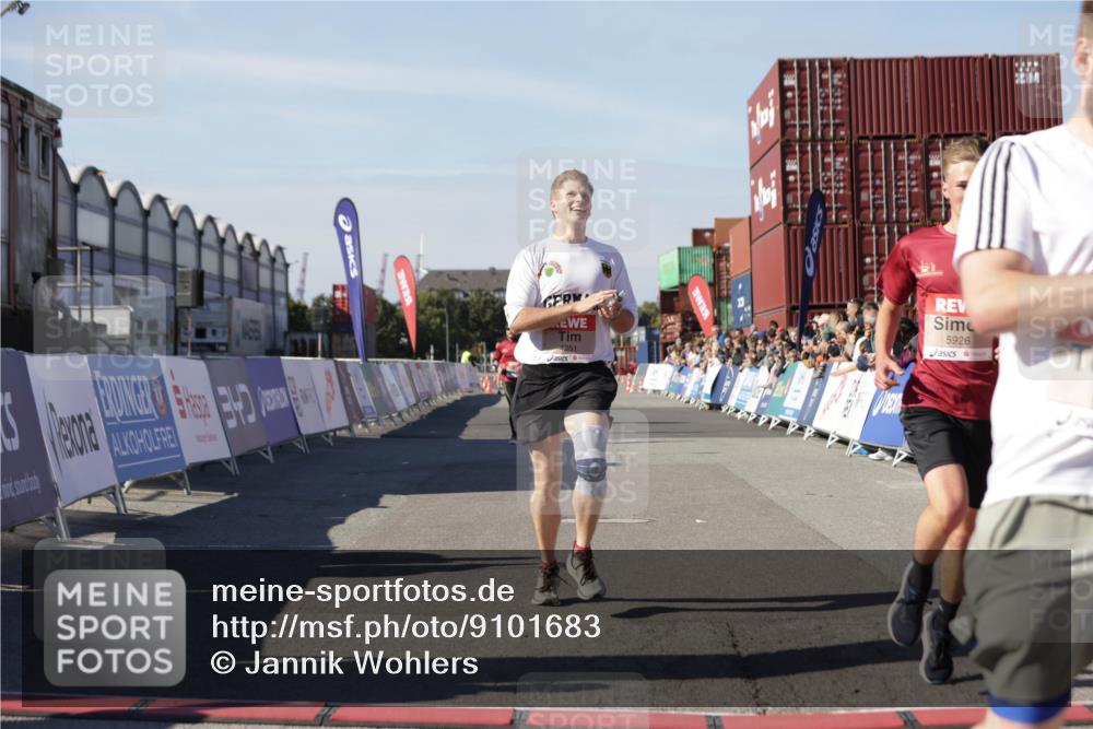 03.10.2025 - Köhlbrandbrückenlauf Jannik Wohlers http://msf.ph/oto/9101683 03.10.2025 12:57:15 Ziel 4080, 4150, 4186, 4251, 5699, 5898, 5926, 6015, 6629, 6819 meine-sportfotos.de