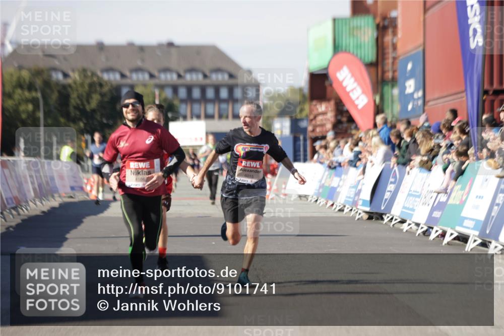 03.10.2025 - Köhlbrandbrückenlauf Jannik Wohlers http://msf.ph/oto/9101741 03.10.2025 12:57:18 Ziel 4080, 4150, 4186, 4251, 5699, 5898, 5926, 6015, 6629, 6819 meine-sportfotos.de