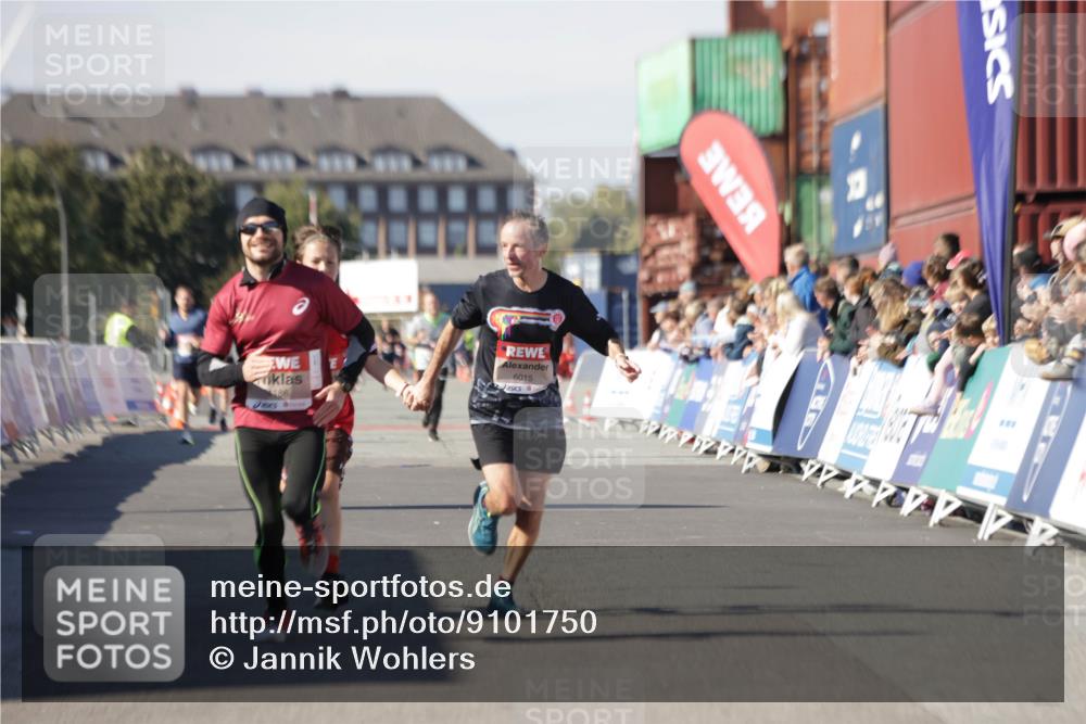 03.10.2025 - Köhlbrandbrückenlauf Jannik Wohlers http://msf.ph/oto/9101750 03.10.2025 12:57:18 Ziel 4080, 4150, 4186, 4251, 5699, 5898, 5926, 6015, 6629, 6819 meine-sportfotos.de