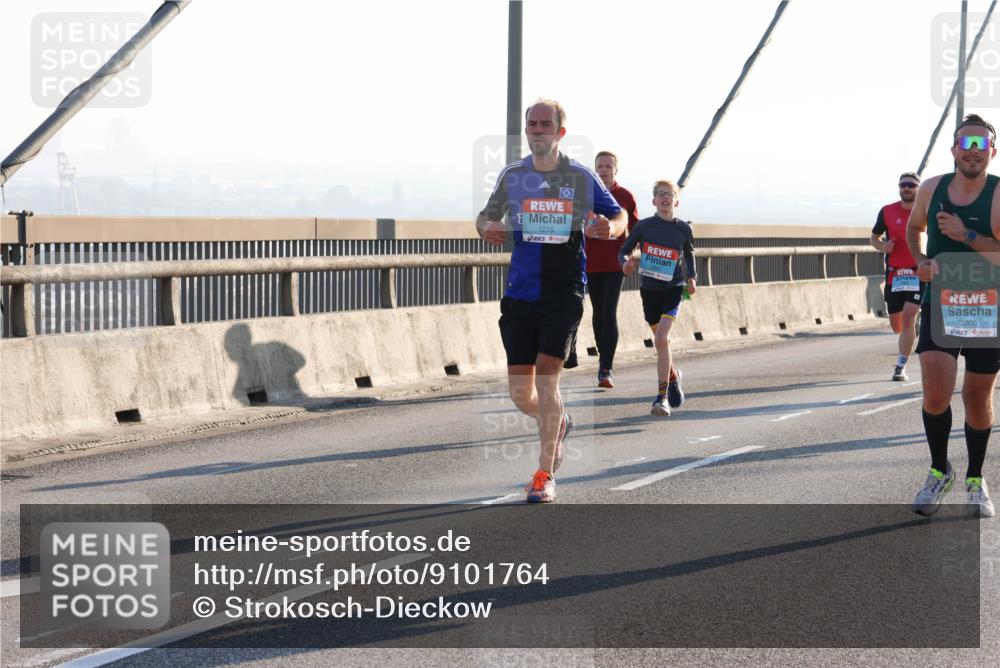 03.10.2025 - Köhlbrandbrückenlauf Strokosch-Dieckow http://msf.ph/oto/9101764 03.10.2025 09:22:10 Position 1 1215, 3205 meine-sportfotos.de